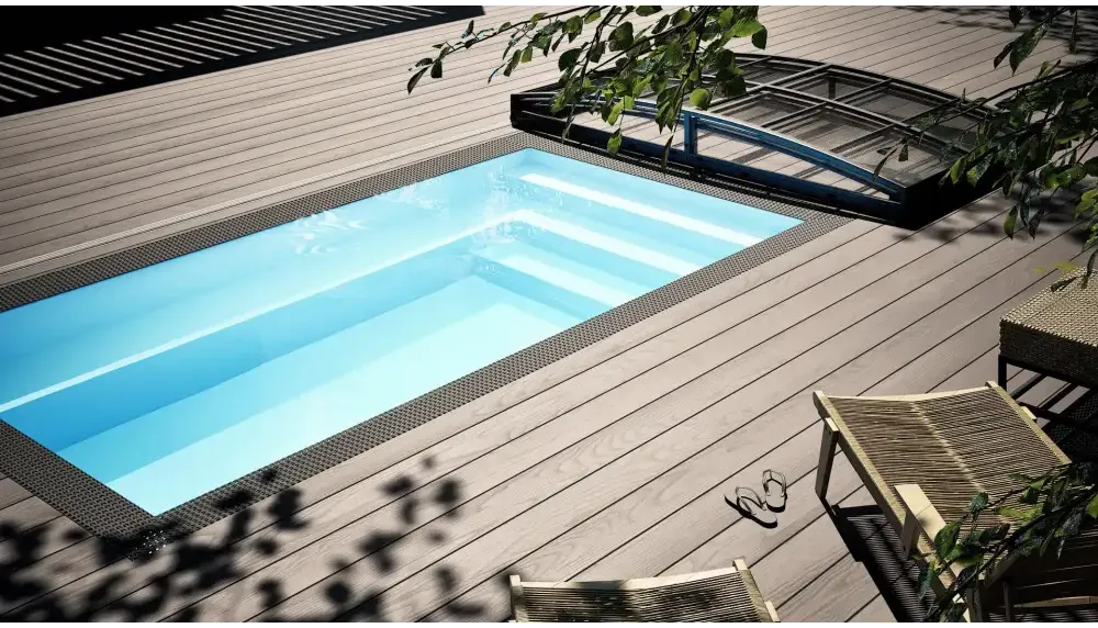 Rektangulär minipool wellness pool med blått vatten och svart kant i trädeck